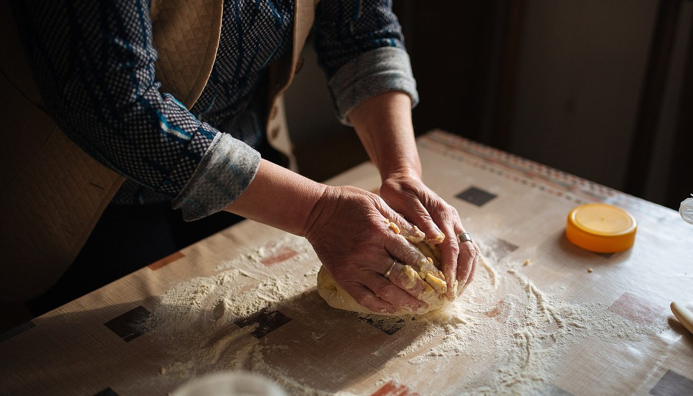 Pétrissage à la main (photo d'illustration)